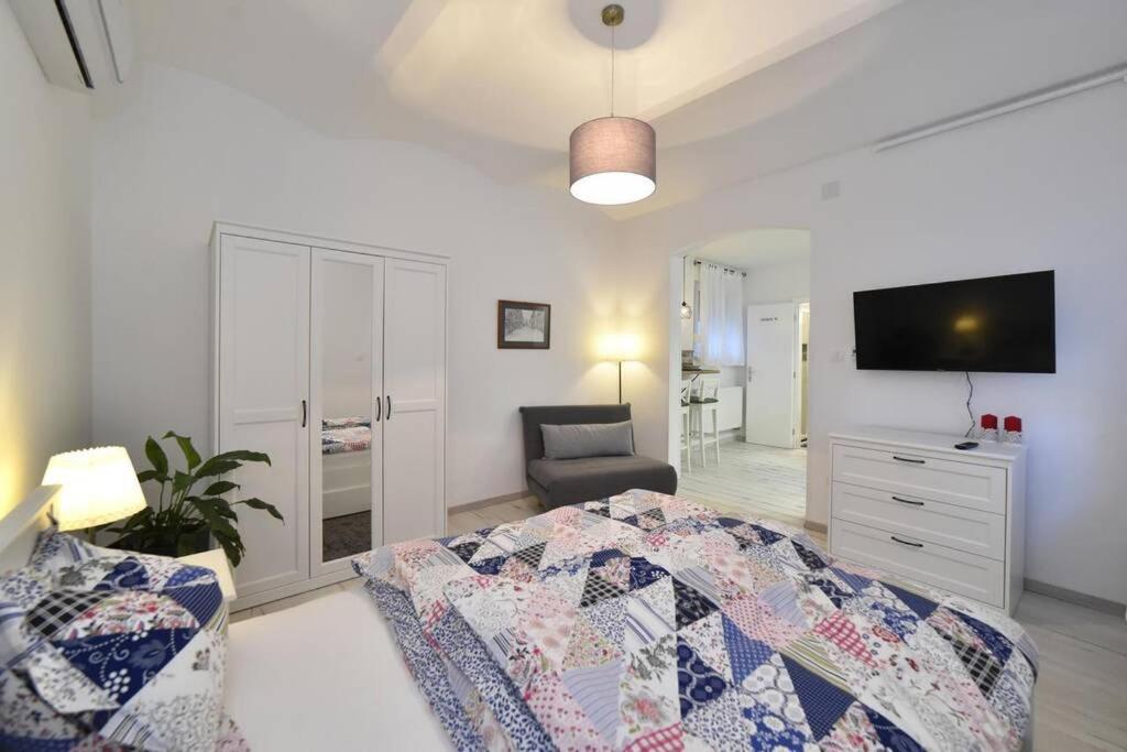 Apartma Petit Main Square